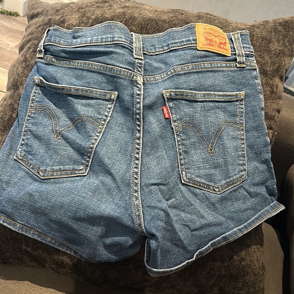 Levi’s - Picture 2 of 3